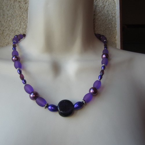 Collier violet avec pendentif en perle de verre violette