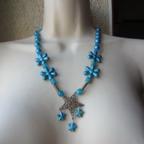 Collier bleu avec pendentif en forme d'étoile