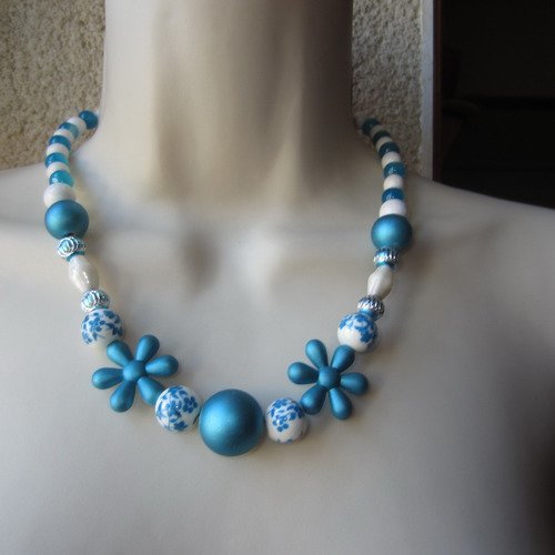 Collier bleu et blanc avec perles en cornaline
