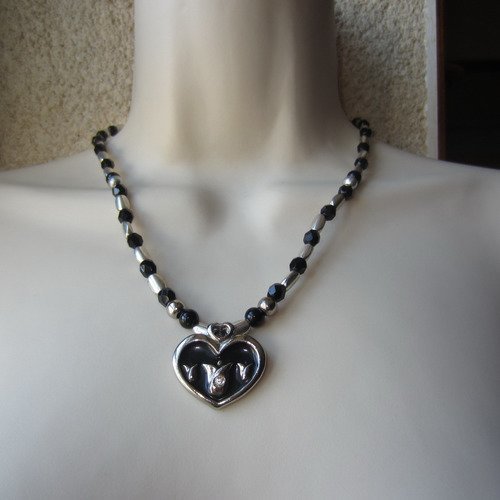 Collier noir avec pendentif coeur