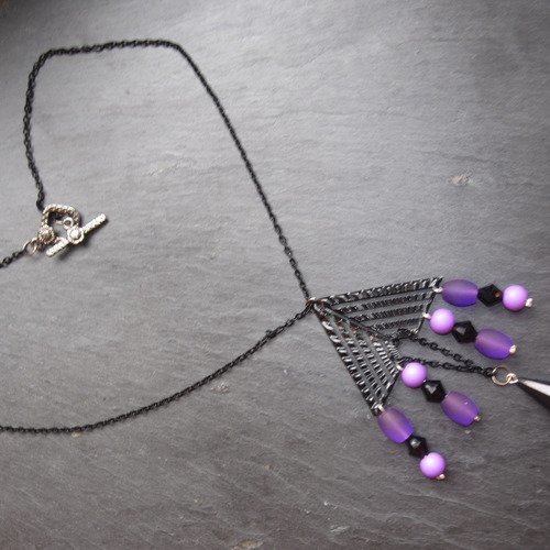 Collier noir et violet avec pendentif