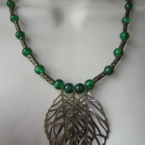 Collier vert et bronze avec pendentif en feuilles de métal