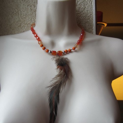 Collier orange avec pendentif en plume