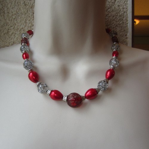 Collier de perles rouge et argenté