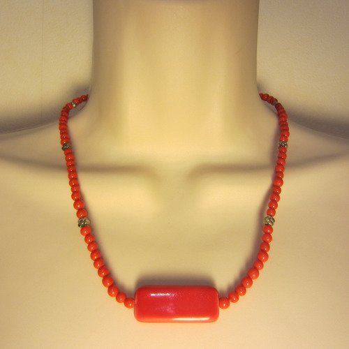 Collier rouge avec pendentif en céramique