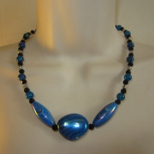 Collier bleu et noir avec perles en cornaline