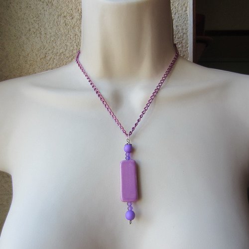 Collier violet avec pendentif en céramique