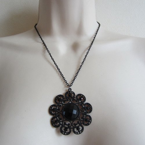 Collier avec pendentif en grosse fleur noire