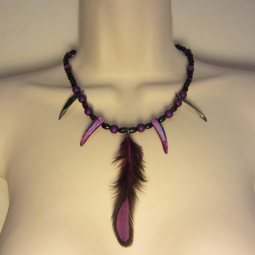 Collier violet et noir avec plume et nacre