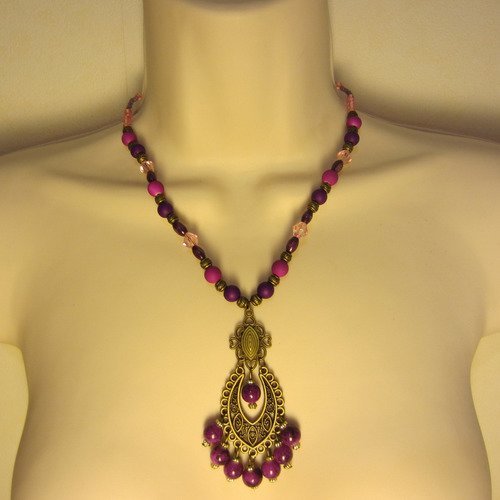 Collier violet et rose avec pendentif