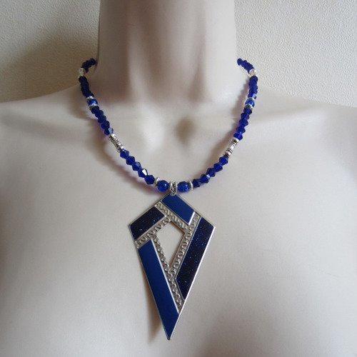 Collier bleu et argenté avec pendentif triangulaire