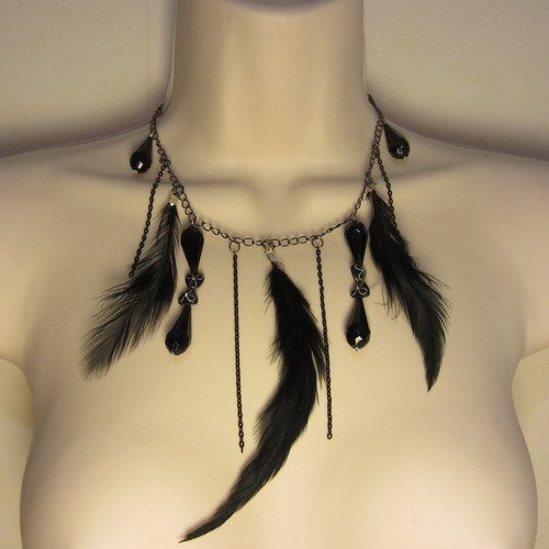 Collier noir avec plumes