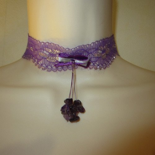 Collier ras du cou violet et argenté avec pendentif