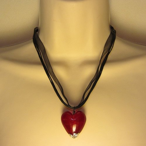 Collier noir avec cœur rouge en verre
