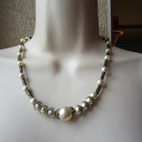 Collier de perles blanches 