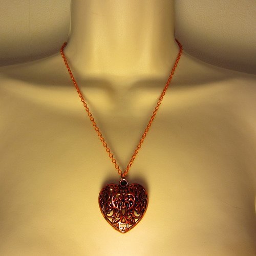 Collier orange avec pendentif coeur