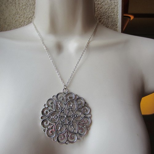 Collier argenté avec gros pendentif en rosace