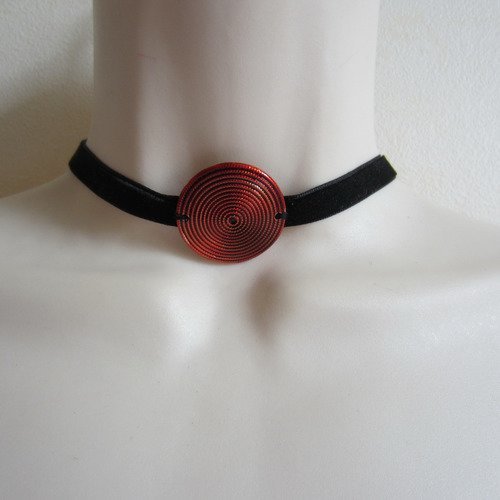 Collier ras du cou en velours noir avec pendentif rouge