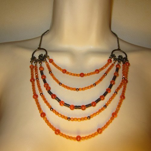 Collier orange multirangs en perles de verre