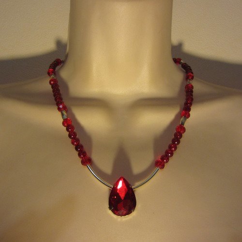 Collier rouge en perles de verre
