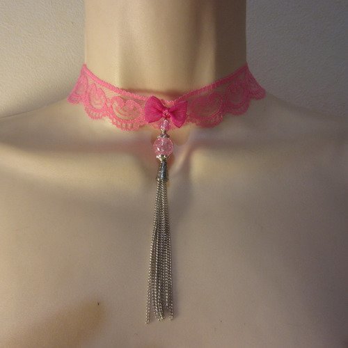 Collier ras du cou rose avec pendentif 