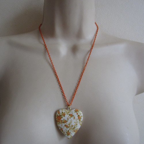 Collier orange avec cœur en médaillon 