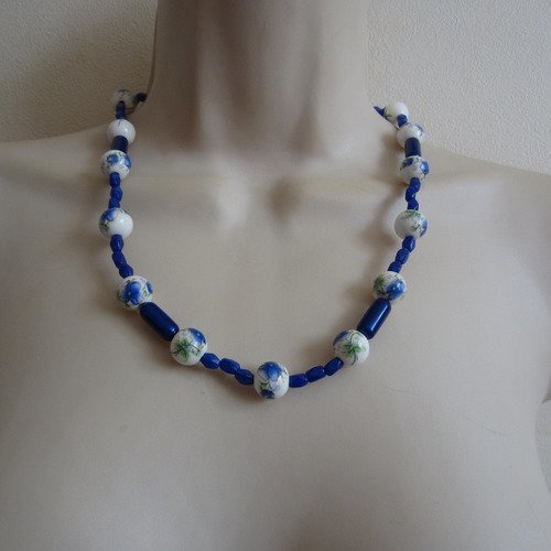 Collier bleu et blanc avec perles en céramique
