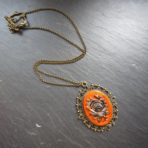 Collier avec cabochon orange 