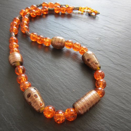 Collier orange et marron en perles de verre