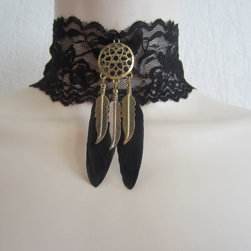 Collier ras cou noir en dentelle avec pendentif et plumes