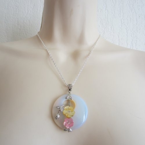 Collier avec pendentif en opale