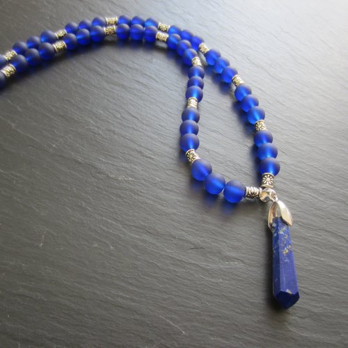Collier bleu avec pendentif en lapis lazuli