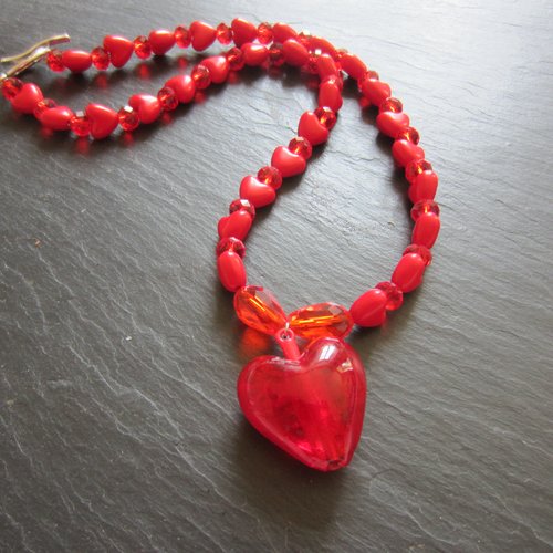 Collier rouge avec cœur en verre
