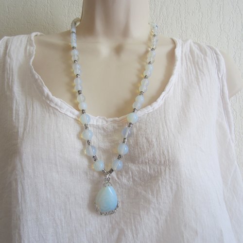 Collier avec perles et pendentif en opale