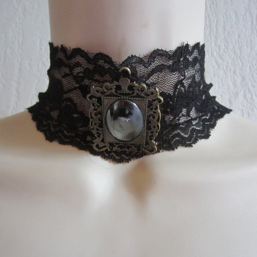 Collier ras cou noir en dentelle avec cabochon