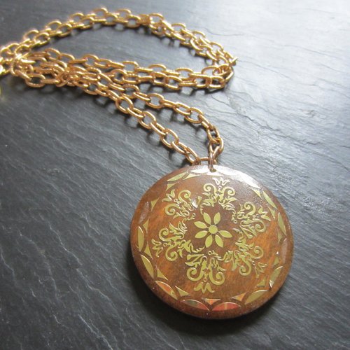 Sautoir doré avec pendentif en bois