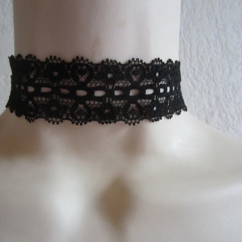 Collier ras cou noir en dentelle