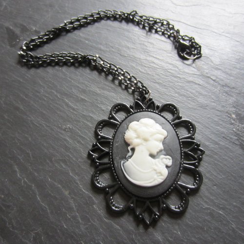 Collier noir avec cabochon en camée