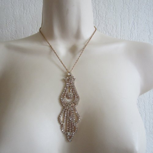 Collier doré avec pendentif en strass