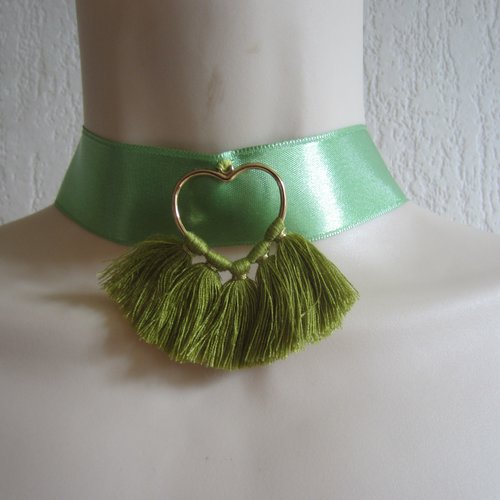 Collier ras cou vert avec pompon