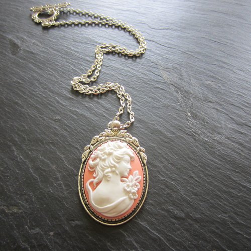 Collier avec cabochon rétro