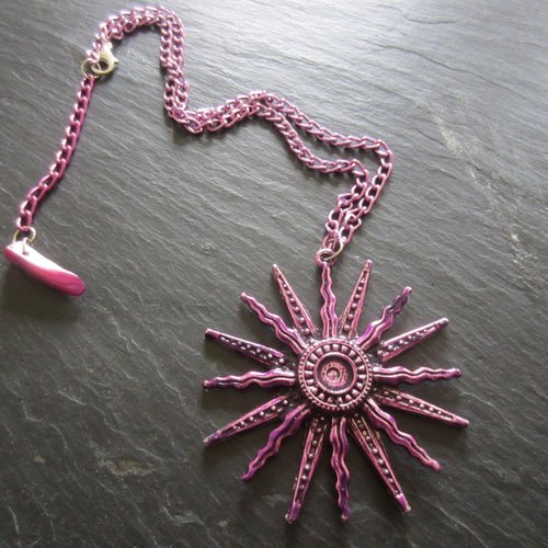 Collier violet avec pendentif en soleil