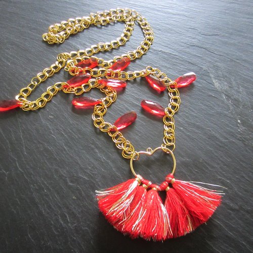 Sautoir doré et rouge avec pampilles et pompons