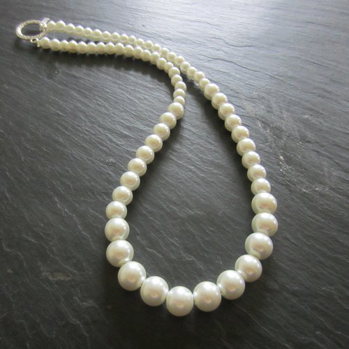 Collier de perles de verre blanches