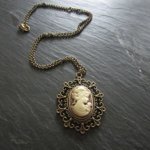 Collier bronze avec cabochon en camée