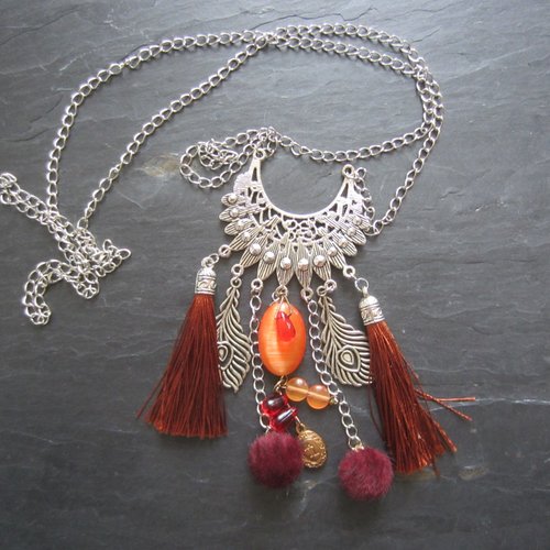 Sautoir marron/orange avec pendentif et pompons