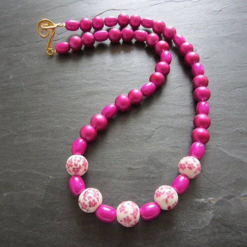 Collier rose et blanc en verre et céramique