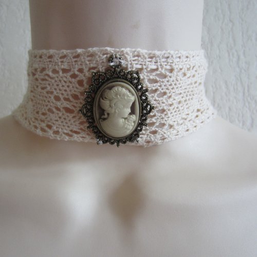 Collier ras cou écru en dentelle avec camée