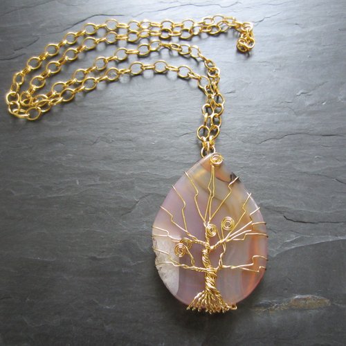Sautoir avec grand pendentif en agate beige