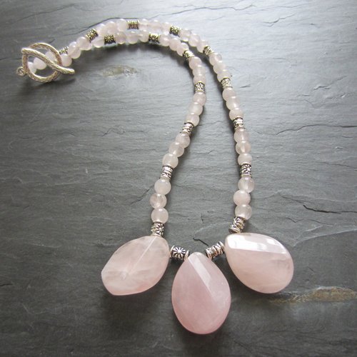 Collier avec pendentif et perles en quartz rose